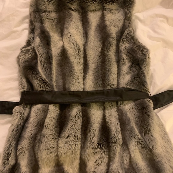 Kristen Blake faux fur vest - Picture 6 of 6